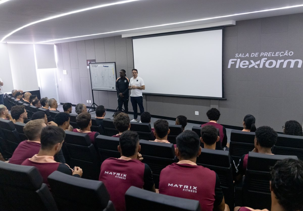 Corinthians's tweet photo. Palavra do professor! 🗣️

Seedorf se reuniu com o elenco e os funcionários do CT Dr. Joaquim Grava na Sala de Preleção Flexform para seu primeiro encontro com o grupo! 🖤🤍

📸 Rodrigo Coca / Corinthians

#BemVindoClarenceSeedorf
#VaiCorinthians https://t.co/DKFudQfnhi