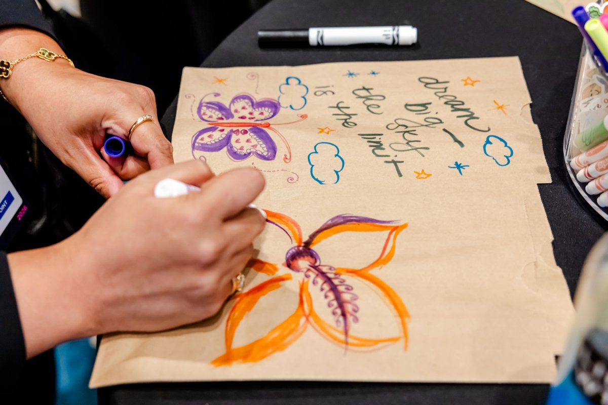 SailPoint's tweet photo. Identity security by day, lunch bag artists by break. 🎨🥪

At #SailPointNavigate, attendees decorated 876 lunch bags with inspiring messages and raised money securing 1,472 meals for @KidsMealsInc.

Small gestures make a big impact. #SailPointCares https://t.co/WKO87Bd82M
