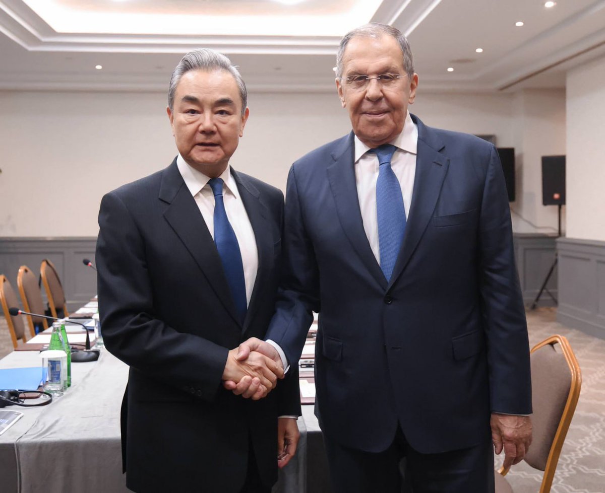 mfa_russia's tweet photo. 🇷🇺🇨🇳 Russia’s FM Sergey Lavrov &amp; FM of China Wang Yi hold a meeting on the margins of the #CICA Ministerial.
 
📍 Baku, October 14
 
#RussiaChina https://t.co/Bx9NX0IhAj
