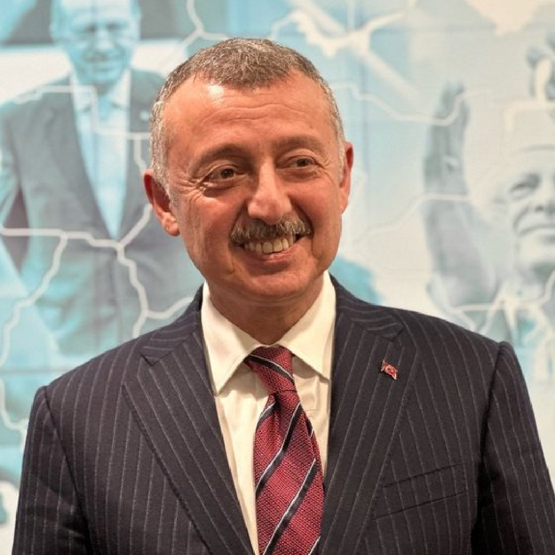 ibbhaberr's tweet photo. ÖZEL ANALİZ HABER | TBB'DE KRİTİK SEÇİM

Türkiye Belediyeler Birliği'nde 15 Ekim Perşembe günü yapılacak başkanvekilliği seçimi öncesinde adaylar belli oldu. 

Yeni Parti - Eskişehir Büyükşehir Belediye Başkanı Ayşe Ünlüce 
Cumhur İttifakı - Kocaeli Büyükşehir Belediye Başkanı Tahir Büyükakın

CHP de Ayşe Ünlüce'yi destekleme kararı aldığını açıkladı. Seçimde gözler 821 üyeli TBB Meclisi'ndeki siyasi dengelere çevrildi.

AK Parti - 304
CHP - 261
Yeni Parti - 131
MHP - 57
DEM Parti - 56
Yeniden Refah Partisi - 9
İYİ Parti - 3 

Bu dağılıma göre AK Parti ile MHP'nin oluşturduğu Cumhur İttifakı'nın toplam 361 üyesi bulunuyor. CHP ile Yeni Parti'nin toplam üye sayısı ise 392'ye ulaşıyor.  

Seçimin dikkat çeken unsurlarından biri de DEM Parti'nin 56 üyeli Meclis grubu.

SEÇİM SONUCU TBB YÖNETİMİNİ NASIL ETKİLEYECEK?

Türkiye Belediyeler Birliği, Türkiye genelindeki belediyeler arasında iş birliğini güçlendiren, eğitim, teknik destek, ortak proje ve yerel yönetim kapasitesinin geliştirilmesi alanlarında faaliyet gösteren önemli bir kuruluş.

Bu nedenle başkanvekilliği seçimi, yalnızca iki belediye başkanı arasındaki bir yarış olmanın ötesinde birlik yönetiminin önümüzdeki dönemde izleyeceği yaklaşım bakımından da önem taşıyor. 

"ibbhaberr" olarak Ankara'da seçimi takip edeceğiz ve siz kıymetli takipçilerimize canlı olarak aktaracağız.