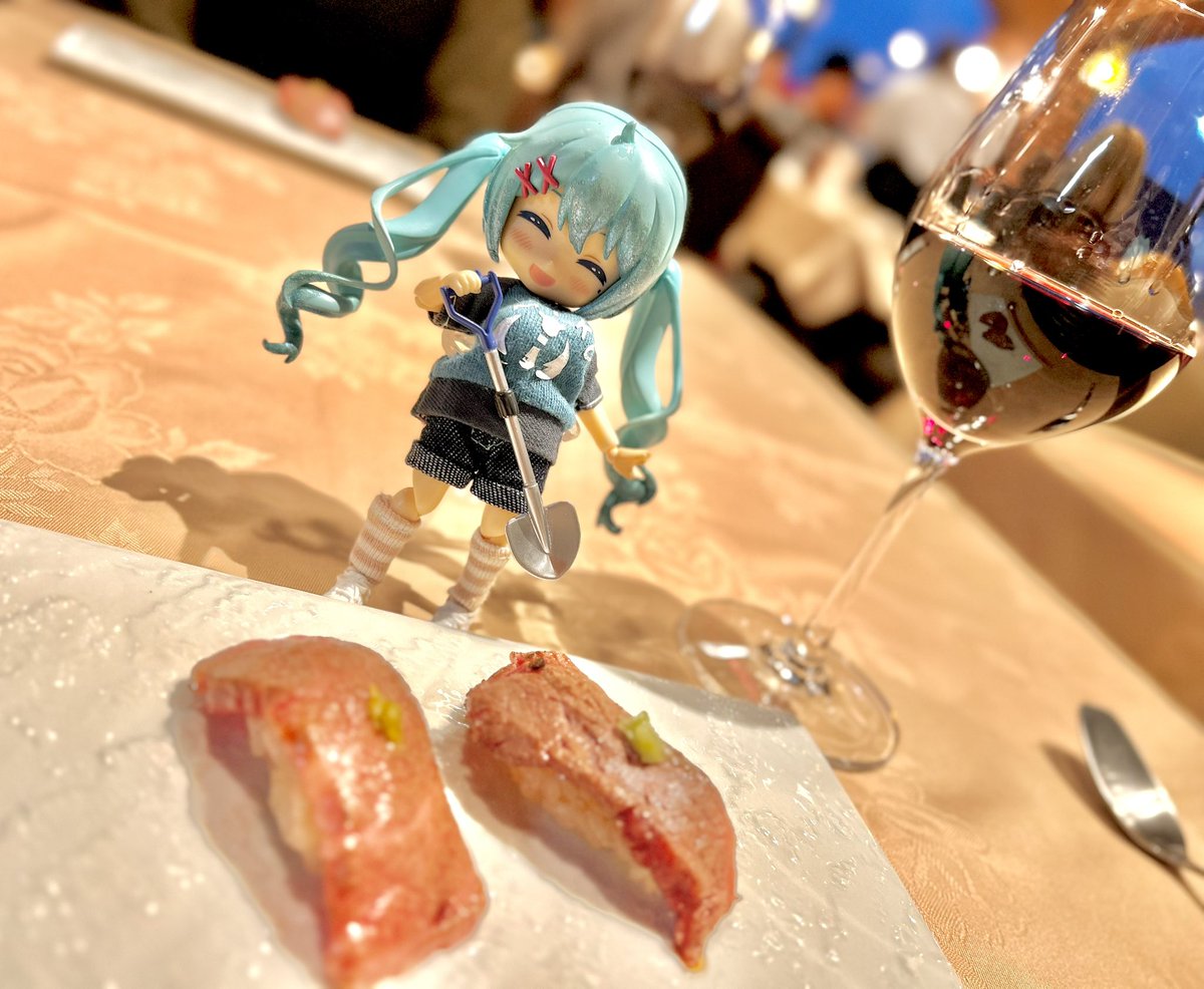 akusokuzan100sh's tweet photo. #深夜の初音ミク撮影60分一本勝負

📮 10/14のお題【豪華】

豪華なディナーに舌鼓🍽️

#ねんどろごはん https://t.co/OXR3VyqUpc