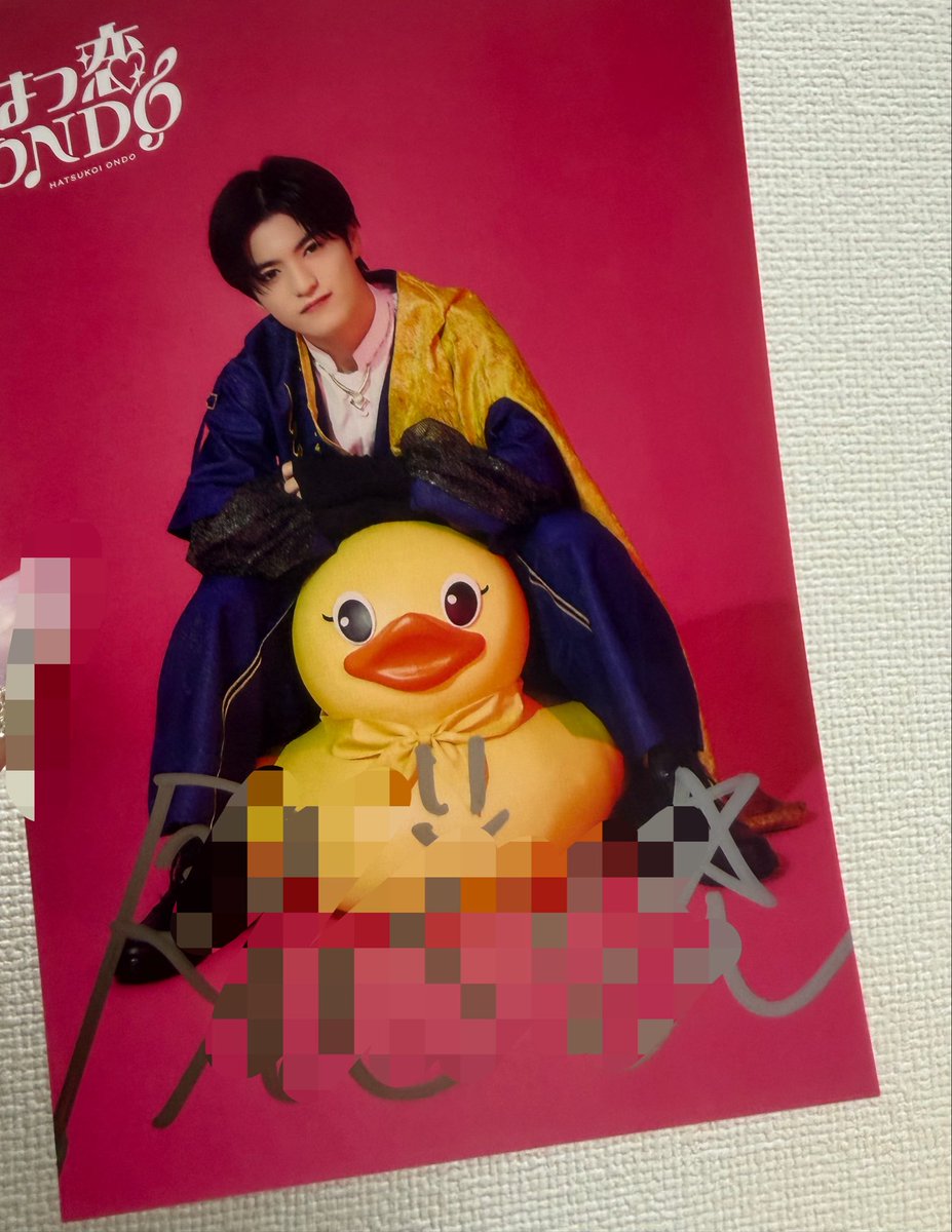 leaf_gorilla's tweet photo. iiONDOちゃんの直筆サイン来たんだけど、宮本琉成ドデカサインすぎて絶対机にめっちゃペンついとるやろwwwwww

左右はみ出してます、彼
愛おしwwww https://t.co/SIM48mDAwt