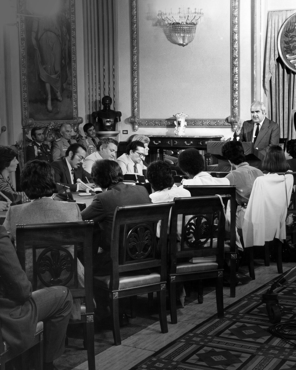 CulturaUrbana's tweet photo. Disfruta en nuestro canal de #YouTube de la#ConferenciaFCU «1983: el inicio de la desilusión» con el historiador y profesor UCV @PedroBenitezF, quien analiza el Viernes Negro, hito que marcó el fin de décadas de estabilidad monetaria.
⬇️
https://t.co/HeBn9KWdhh https://t.co/Ovn0LINWnU