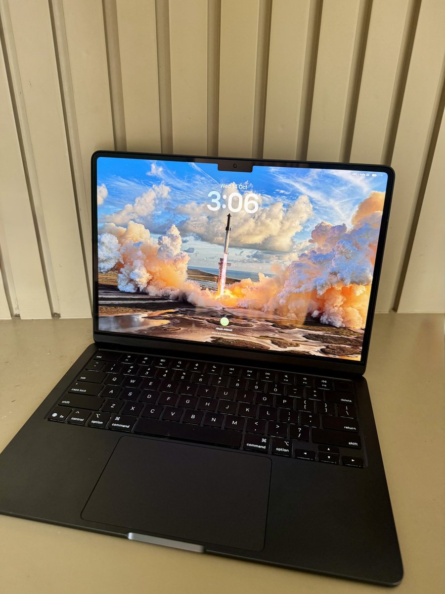 Iam_HITESH__'s tweet photo. Finally got my own MacBook 😭❤️

Been waiting for this moment. https://t.co/PdLhde0yJ4