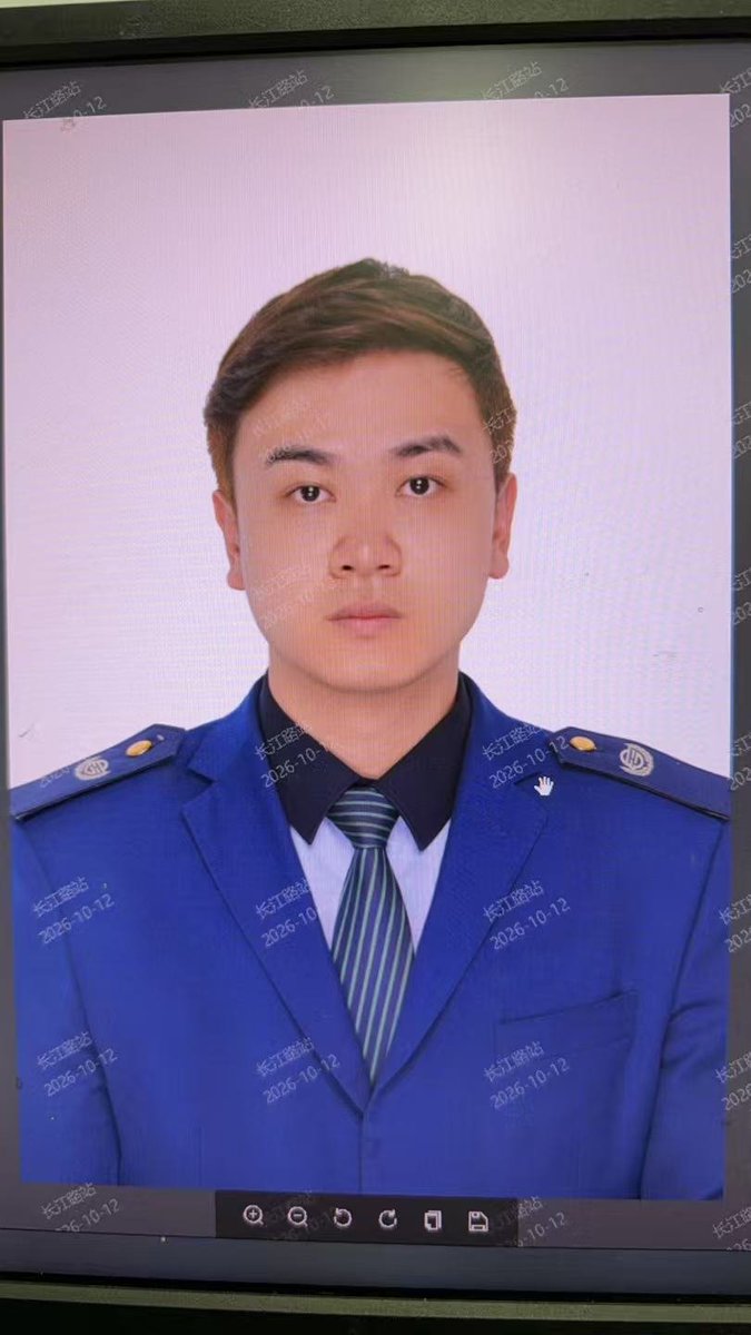 giantcutie666's tweet photo. 这个瓜竟然还有后续😅

说男主其实没多少钱，就是个上班族

反而三个女的一个个都是见多识广的，有空姐、商K公主等

所以在中国，只要男人有过硬的长处，其实完全可以吃软饭吃得很好

要是没有，那就只能努力赚钱了😄 https://t.co/rRChEbCImC