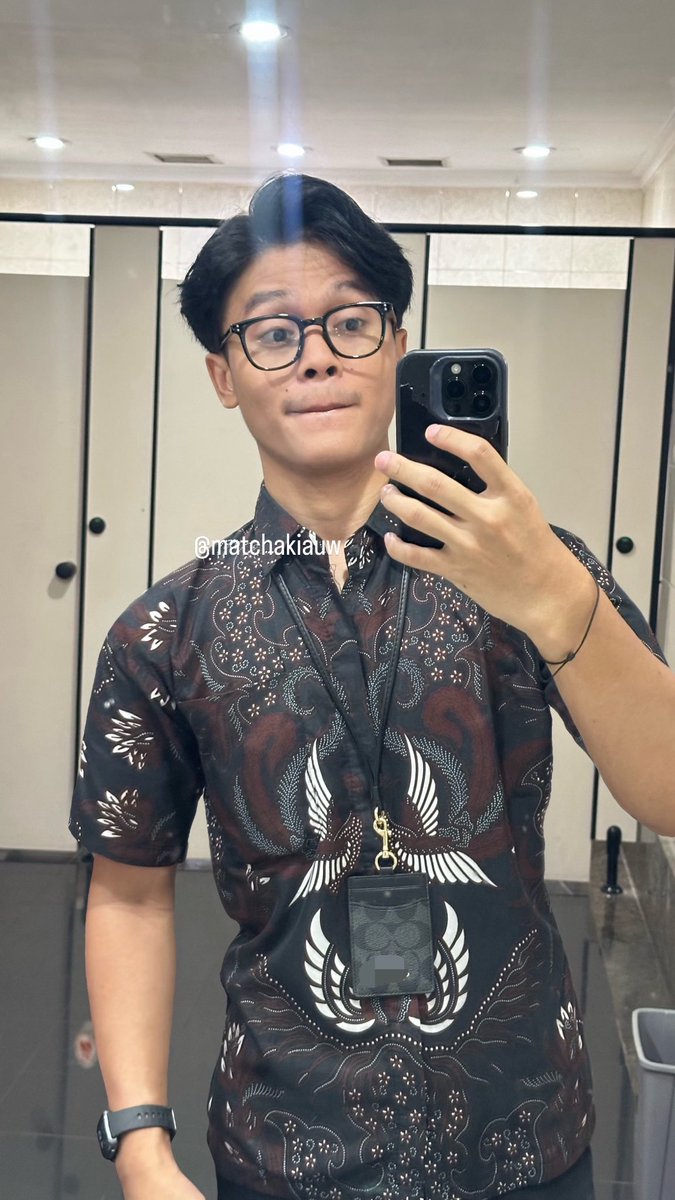 matchakiauw's tweet photo. pria batik ini lgi https://t.co/OeSTrVXfDC