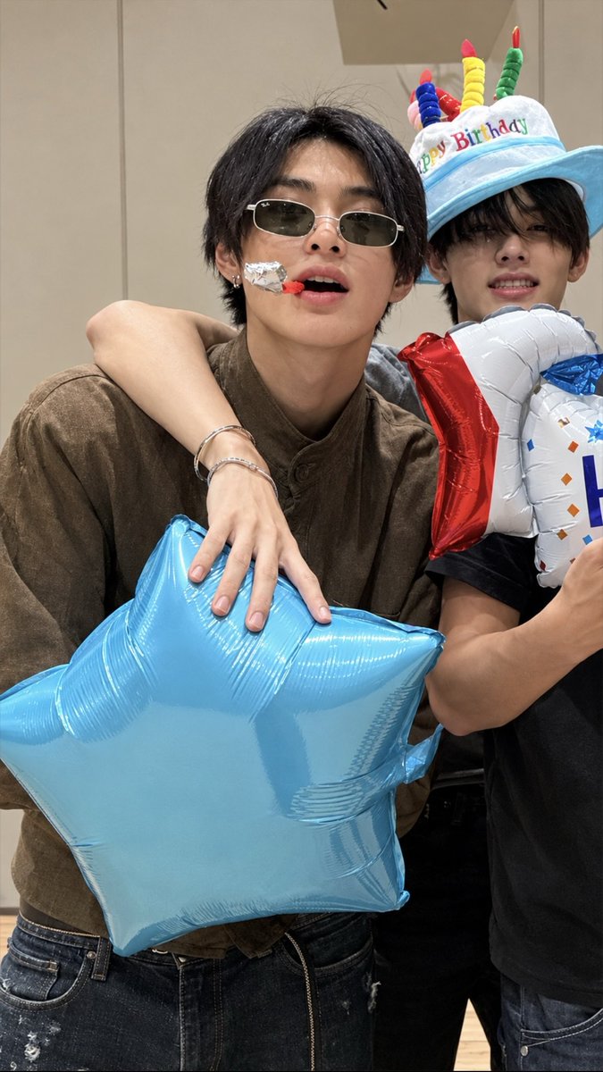 lvahnkeonho's tweet photo. keonho beneran anak tongkrongan yang lagi rayain ultah temen setongkrongannya https://t.co/CvgMs5uRyU