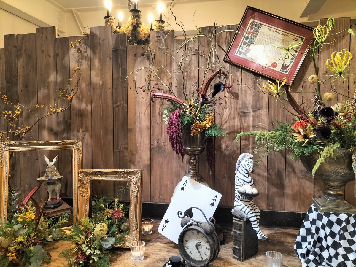 pusshiro's tweet photo. 今日は友達が通ってるフラワーアレンジメント教室の花展へ
おとぎ話をイメージした構成になっとって、それに合わせた小物もたくさんあってだいぶ素敵空間やった https://t.co/IC6JQB0uVW