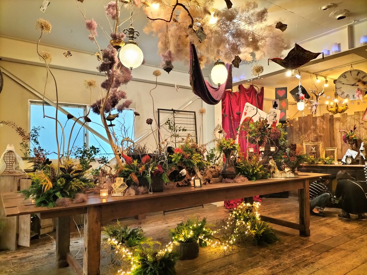 pusshiro's tweet photo. 今日は友達が通ってるフラワーアレンジメント教室の花展へ
おとぎ話をイメージした構成になっとって、それに合わせた小物もたくさんあってだいぶ素敵空間やった https://t.co/IC6JQB0uVW