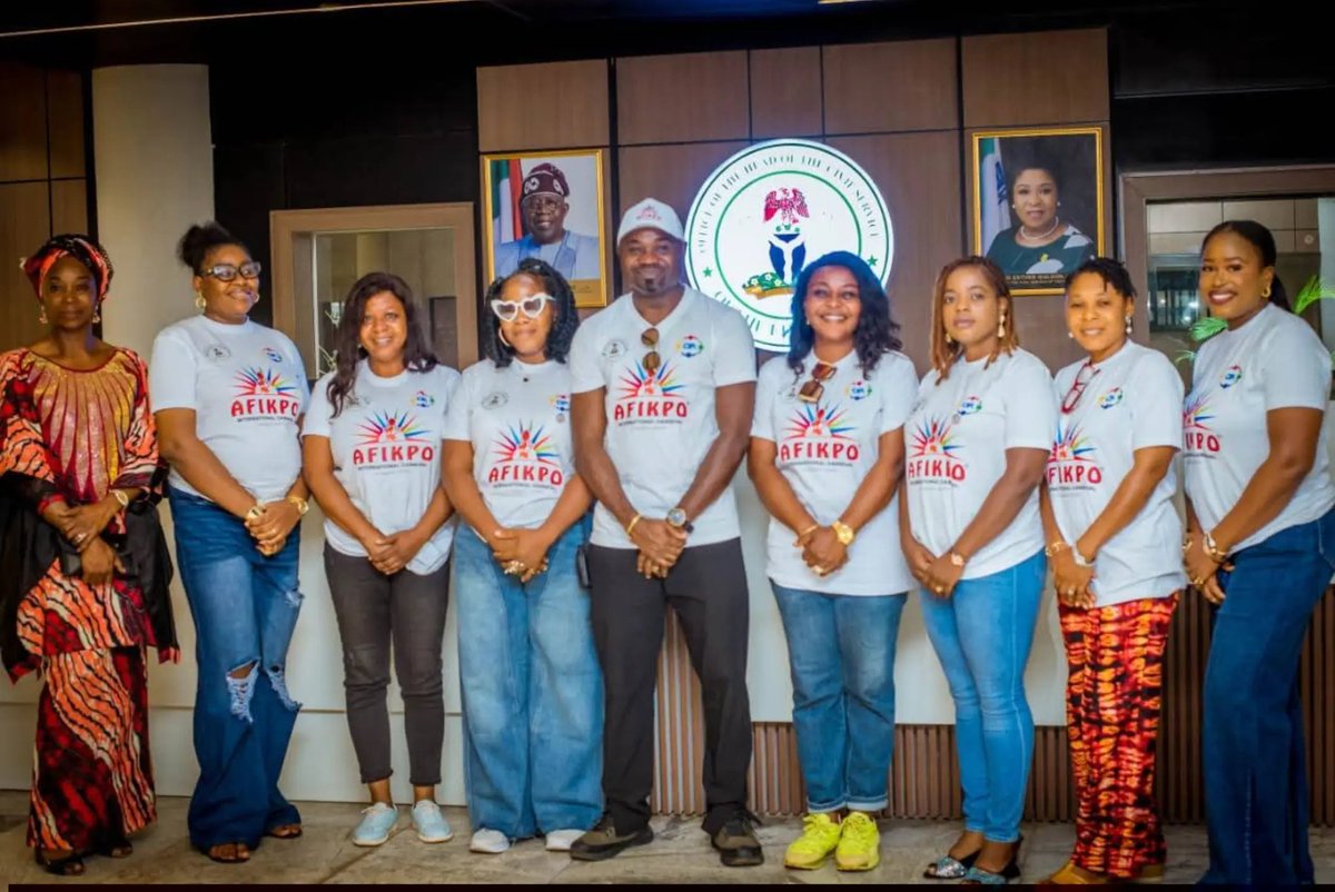 afikpocarnival's tweet photo. Meet our Chairman/CEO and the women wing of the AIC working team! Celebrating teamwork, women’s leadership and a shared vision for culture and tourism.

📍 Afikpo, Ebonyi State
Date: Dec 28–31, 2026

#AIC2026 #AfikpoCarnival #goviral #culture https://t.co/MrWVl3ZTEl