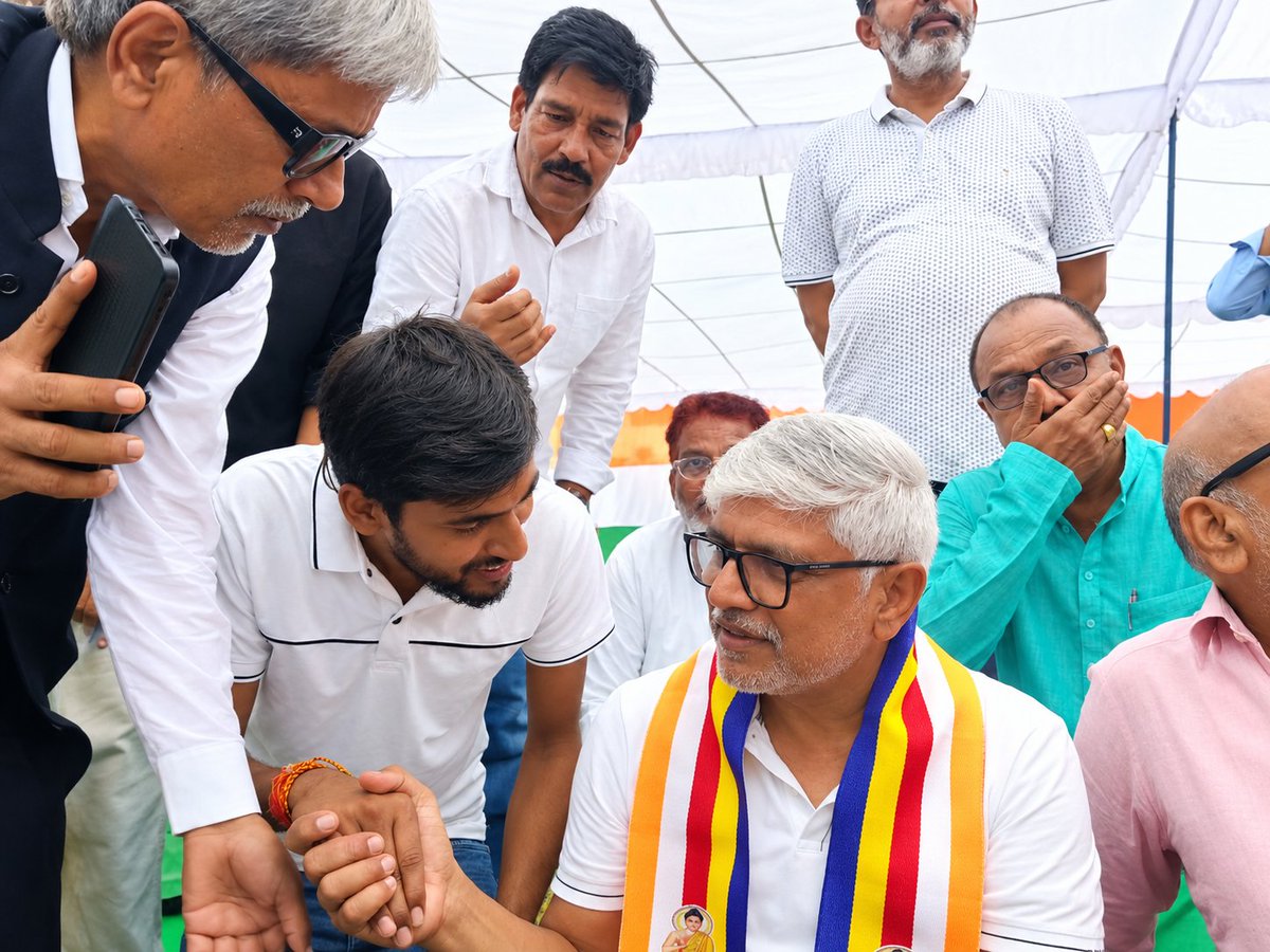 ShaktiM31INC's tweet photo. AICC, दिल्ली में SC विभाग के राष्ट्रीय अध्यक्ष एवं UP प्रभारी आदरणीय श्री @AdvRajendraPal   जी से आत्मीय भेंट हुई।
आपका स्नेह, आशीर्वाद व मार्गदर्शन नई ऊर्जा देता है।
संविधान की रक्षा और सामाजिक न्याय ही हमारा संकल्प है।
जय भीम ! जय कांग्रेस ! जय संविधान !
@INCUttarPradesh https://t.co/3SsSXteFL4