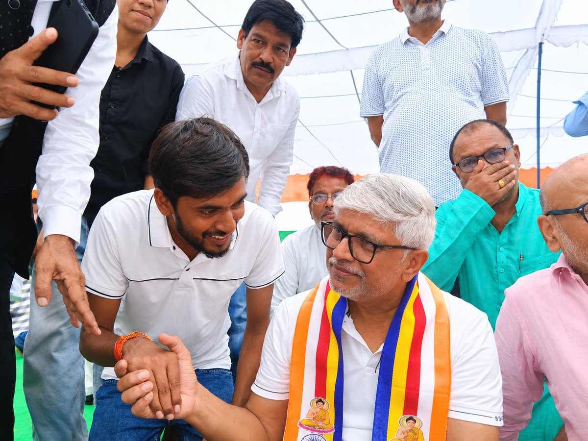 ShaktiM31INC's tweet photo. AICC, दिल्ली में SC विभाग के राष्ट्रीय अध्यक्ष एवं UP प्रभारी आदरणीय श्री @AdvRajendraPal   जी से आत्मीय भेंट हुई।
आपका स्नेह, आशीर्वाद व मार्गदर्शन नई ऊर्जा देता है।
संविधान की रक्षा और सामाजिक न्याय ही हमारा संकल्प है।
जय भीम ! जय कांग्रेस ! जय संविधान !
@INCUttarPradesh https://t.co/3SsSXteFL4
