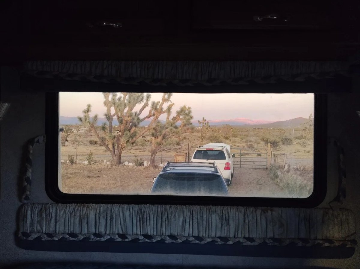 malakaiRcuh's tweet photo. Woke up, looked out the window and had to grab my phone. That little bit of pink over the mountains https://t.co/FUBvpZJQoi