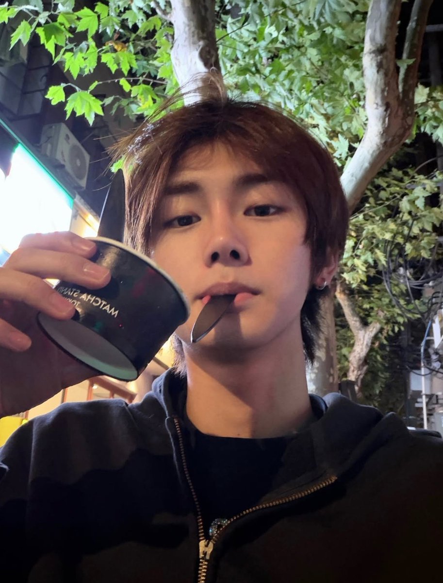 wonxinau's tweet photo. 🐱 : noona, entertain me. talk to meeee

??? wtf zhou anxin????? https://t.co/YBgnImLdAo