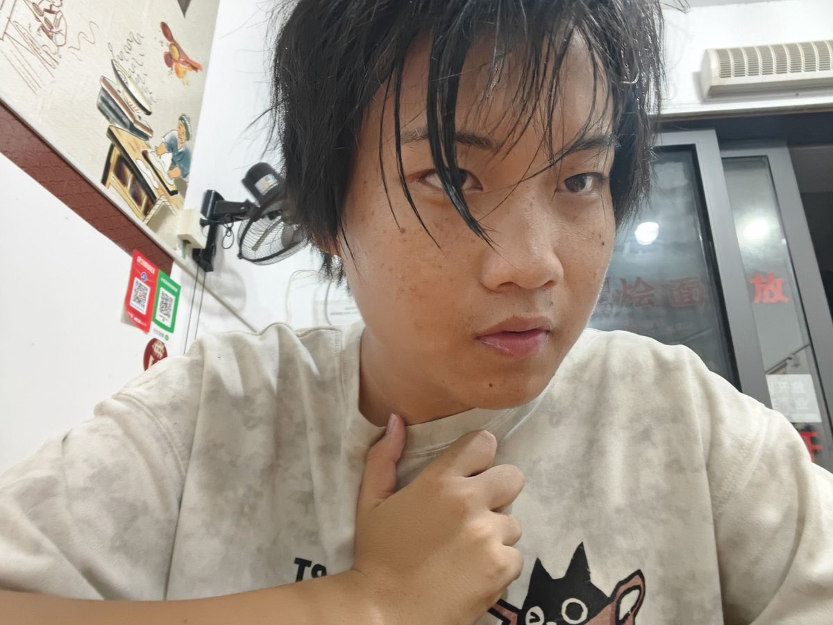 chenchenchvk's tweet photo. 翻到了我打暑假工时候的照片，用挣到的钱买自己喜欢的cos服，并且出自己喜欢的角色真的很开心
（这是同一个人哦）🤗😋😋
我喜欢夸我好看的人，可以让我自信很久，嘿嘿。 https://t.co/7VfzNNkLOw