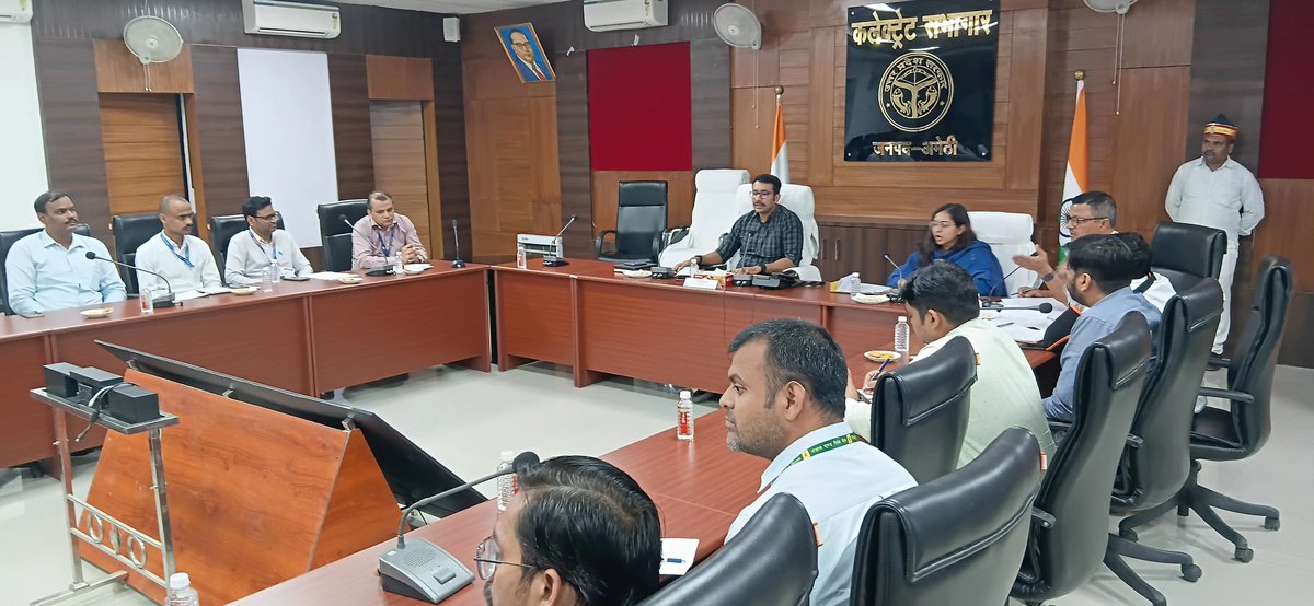 DmAmethi's tweet photo. आज दिनांक 14.10.2026 को कलेक्ट्रेट सभागार में युवाओं को स्वरोजगार के अवसर उपलब्ध कराकर आत्मनिर्भर बनाने एवं रोजगार सृजन को बढ़ावा देने के उद्देश्य से मुख्यमंत्री युवा उद्यमी विकास अभियान योजना की बैंकर्स एवं संबंधित अधिकारियों के साथ समीक्षा की। योजना के अंतर्गत प्राप्त आवेदनों, ऋण स्वीकृति एवं वितरण की बैंकवार समीक्षा करते हुए पात्र युवाओं को समयबद्ध ऋण उपलब्ध कराने के निर्देश दिए। अनावश्यक रूप से आवेदन निरस्त न किए जाएं तथा लंबित प्रकरणों का प्राथमिकता पर निस्तारण सुनिश्चित हो। शून्य प्रगति वाले बैंक एक सप्ताह में सुधार लाएं। सभी बैंक निर्धारित लक्ष्यों की पूर्ति, ऋण वितरण में तेजी तथा जनपद की रैंकिंग में सुधार के लिए विशेष प्रयास करें।