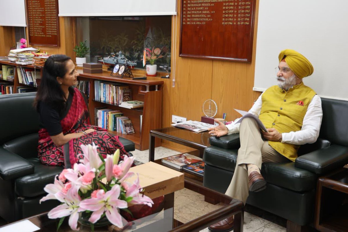 LokNiwasDelhi's tweet photo. Ms. Vibha Khosla, Principal, Modern School, Vasant Vihar, called on Hon'ble @LtGovDelhi, Sardar @SandhuTaranjitS, at @LokNiwasDelhi today. https://t.co/U50yPmmlsQ