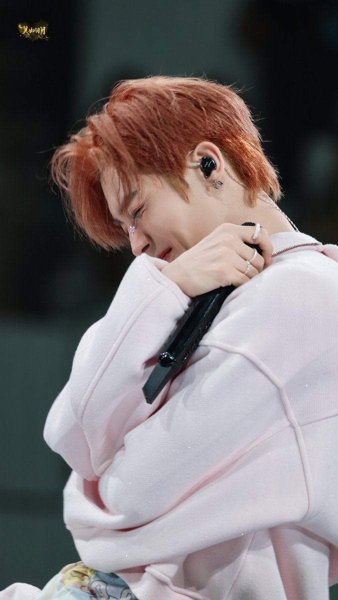 rnbnxian's tweet photo. 6년된 휀걸누나가 올린 글인데 그동안 밍하오가 얼마나 간절하게 달려왔는지, 목표한 바에 대해서 얼마나 담대한 사람인지, 그리고 팬들을 얼마나 짝사랑하는지 느껴졋듬,,,,🥹🥹🥹🥹🥹

[ 스스로를 뼈저리게 반성하는 어느 팬 ]

후명호의 음악적 꿈은
내가 21년에 키위가 됐을 때부터 알고 있었어.
그땐 정말 팬이 적었지.
다들 그저 무탈하기만을 바라는 소박한 팬들뿐이었고, 별다른 열정도 없었어.

그가 자기 고향에서 콘서트를 열 기회가 있었으면 좋겠다는 말을 했을 때도,
그저 영혼 없이 "꿈이 있는 건 좋은 거지~" 하고 격려할 뿐이었어.
솔직히 속으로는 그 꿈이 진짜 실현 될 거라고 믿지 않았거든.

그러다 연말에 밍하오가 회사를 옮겼어.
조용하던 팬들이 엄청나게 흥분했고, 심지어 진작에 떠났던 오랜 팬들까지 하나둘 뛰쳐나와 축하했어.
다들 이번엔 밍하오가 무조건 뜰 거라고 생각했지.

그러나 이듬해인 22년엔 몇 달 동안이나 새 작품에 들어가지 못했고, 사람들은 다시금 의욕을 잃고 말았어.
곁에 있는 팬들끼리 서로 툭툭 치며 말했어
"밍하오가 계속 연기만 해준다면, 우린 여기에 꿋꿋하게 남아서 영원히 응원할게" 라고.

23년, 그의 유일한 사극 방영 대기작이었던 <호심>이 방영을 앞두고 있던 때에
밍하오뿐만 아니라 팬들도 이게 마지막 승부라는 인식이 강했어.
다들 온 힘을 다해 미친듯이 영업하고 홍보를 뛰었지.
후명호 자신도 스스로의 가능성을 많은 이들에게 보여주기 위해 기회를 놓치지 않았어.

그다음부턴 쉴 틈 없이 일만 하는 나날들이었지.
한 작품 한 작품 찍고, 또 방송되고.
그는 지금의 자신이 모든 기회를 잡고 무조건 앞으로 돌진해야 한다는 걸 알고 있었어.
아프고, 다치고... 만약 dp들에게 찍히지 않았다면 팬들은 전혀 몰랐을 거야.
하지만 그런데도 다음 날이면 여전히 활기찬 모습으로 촬영장에 나타났어.

요 몇 년간 그는 정말 일, 일, 일만 했어. 그의 노력을 우리 모두가 지켜보고 있었지.

작년에 생일회를 열겠다고 했을 때,
나는 여전히 불안한 마음으로 언니들과 함께 얘기하며
현장이 과연 만석이 될 수 있을지 의문을 품었어.

그런데 웬걸, 순식간에 매진되어버린거야.
심지어 생일회에서 부른 <爱错>는 팬덤 밖까지 화제가 됐고, 밍하오는 마침내 자신의 음악적 길을 활짝 열게 됐어.

그러더니 투어 콘서트를 준비한다는 소식이 들려왔지.
난 또 불안해졌어. 밍하오가 너무 성급하게 큰 걸음을 내딛는 건 아닌가 싶어서.
심지어 공작실에 디엠을 여러 번 보내기도 했어.
일단 두 번 정도만 열어서 간을 좀 보자고. 어떻게 대뜸 투어부터 하냐고.
이러쿵저러쿵 엄청 잔소리를 늘어놓았지. 그러면서 스스로는 그게 다 그를 위한 일이라고 생각했어.

그러다 깨달았어. 요 몇 년간 멈추지 않고 전진하는 그의 발걸음을, 내 좁은 안목과 생각이 전혀 쫓아가지 못했다는 걸.
진작에 수많은 사람들이 그의 '보물같은 재능'을 발견했던 거야.
올해 콘서트가 한 지역 한 지역 열릴 때마다 매회 순식간에 매진됐지.
점점 더 많은 사람들이 그를 지지하고 응원하게 됐어.

가장 피부로 와닿는 변화가 뭔지 알아?
길을 걷다가 그의 광고판들을 보게 되고,
가게에서 그의 노래가 흘러나오는 걸 듣게 되고,
주변 사람들과 대화할 때 그에 대한 깊은 인상을 나누게 되는 거.
이 모든 것은 지난 몇 년간 그가 한 걸음 한 걸음 걸어오며 이뤄낸 결과야

❤️❤️❤️❤️
그럼 이제 밍하오와 팬들의 관계에 대해 말해볼까.
그는 정말 팬들을 자기 마음 깊이 챙기는 사람이야.

21년엔 공항에서 팬들에게 먼저 다가가 대화를 나누었고
22년 새 드라마 크랭크인 때는, 멀리서 찾아온 열댓 명의 팬들을 위해 일부러 스태프를 시켜서, 행사 끝나고 만나러 갈 테니 기다려 달라고 전하게 했어. 그리고 정말 와서는 친구처럼 팬들 곁에 앉아 이야기를 나눴어.

23년엔 팬덤이 커지면서 밍하오에게 편지가 눈송이처럼 쏟아졌지만, 그는 언제나 정성스럽게 받아들였어.
편지를 다 읽긴 하냐고? 당연히 다 읽지. 안 그랬으면 팬들이 편지에 썼던 시시콜콜한 이야기들을 다 기억하지 못했을 테니까. 
심지어 강아지 주라며 🦮 간식을 챙겨준 것도 그 당시에 즉시 돌려주며 감사 인사를 했어.

(타래로)