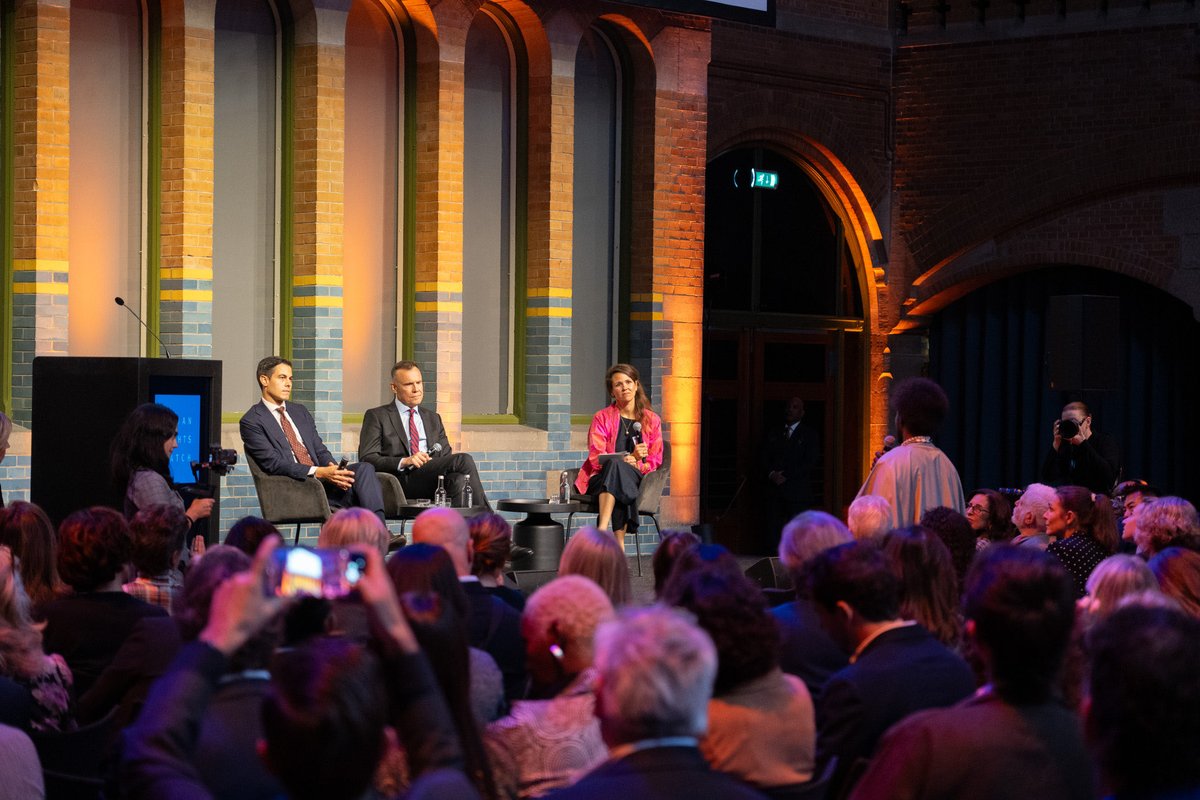 MinPres's tweet photo. Wereldwijd staan mensenrechten onder druk. In Gaza, Oekraïne, Sudan, Afghanistan en tal van andere plekken die het nieuws vaak niet halen, maar waar het menselijk lijden groot is. We moeten blijven opkomen voor gelijke rechten voor vrouwen, de vrijheid van meningsuiting en het belangrijke werk van mensenrechtenverdedigers. Daarover sprak ik vandaag bij de opening van de Global Council Summit van @hrw in de Beurs van Berlage in Amsterdam.

De weg van vooruitgang is nooit een rechte lijn omhoog. Maar wie uitzoomt, ziet dat onze wereld een betere is dan die van honderd jaar geleden. Nu is het zaak dat we die verbetering doorzetten.

In Nederland nemen we die opdracht serieus. Zo ondersteunen we instituties die ons beschermen tegen straffeloosheid, zoals het Internationaal Strafhof, en zetten we in op onderzoek naar misdaden die niet onbestraft mogen blijven.