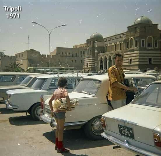 LamiaAlQamoud's tweet photo. طرابلس 1971.. عبق الزمن الجميل وذاكرة الشوارع العريقة التي تفتح باباً للحنين إلى الأيام الخوالي 🇱����✨

#طرابلس_1971 #أيام_زمان #تراث_ليبيا #��صالة_وفخامة #ذاكرة_الوطن https://t.co/8VJBBFQHqx
