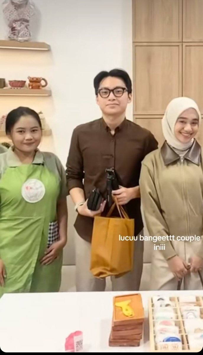 halooohaaaa's tweet photo. Ini pegawai nya Baek Baek bgt gess. Karna merekaa seneng kita juga senengg wkwk , gas kesini pottery ges 

Ijin y kak https://t.co/Stclb1wHb2