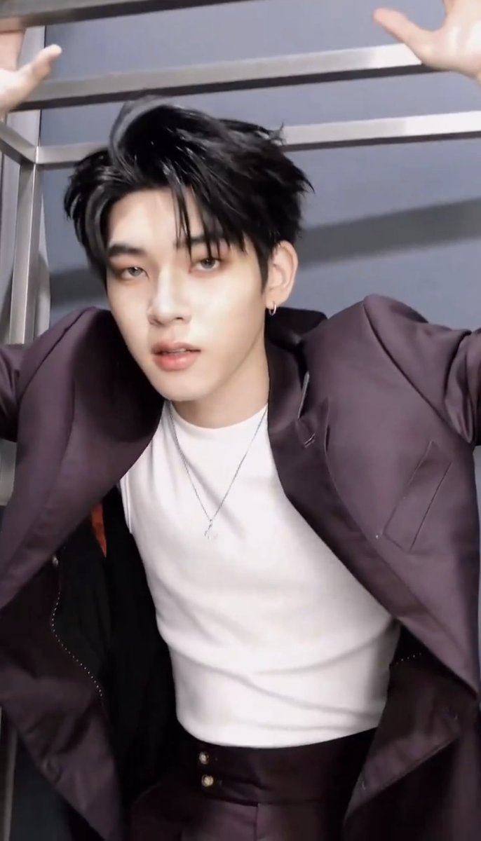 phubunni's tweet photo. i just discovered this teetee omfg he looks like a porcelain doll #twnpich https://t.co/H9poN1XZPH