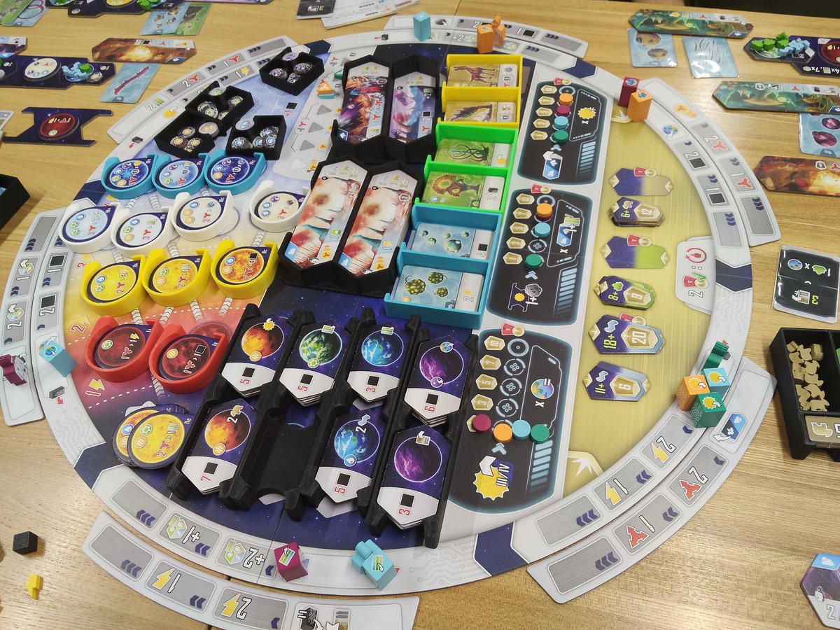 gatoo_gateau63's tweet photo. ボードウェイ（@BOARDWAY_nakano）で宇宙テーマ重ゲー会！

『エントロピー🪐』

他プレイヤーとの干渉が少なく、プレイ感はかなりソロゲー寄り。

自分の計画に集中できるのは嬉しいけど、次の手番、そのまた次の手番とついつい先まで考えてしまう。おかげで頭がずっと休まらない。

他人に邪魔されないからこそ最適解を追い求めてしまう。自由すぎるのも、それはそれで大変！