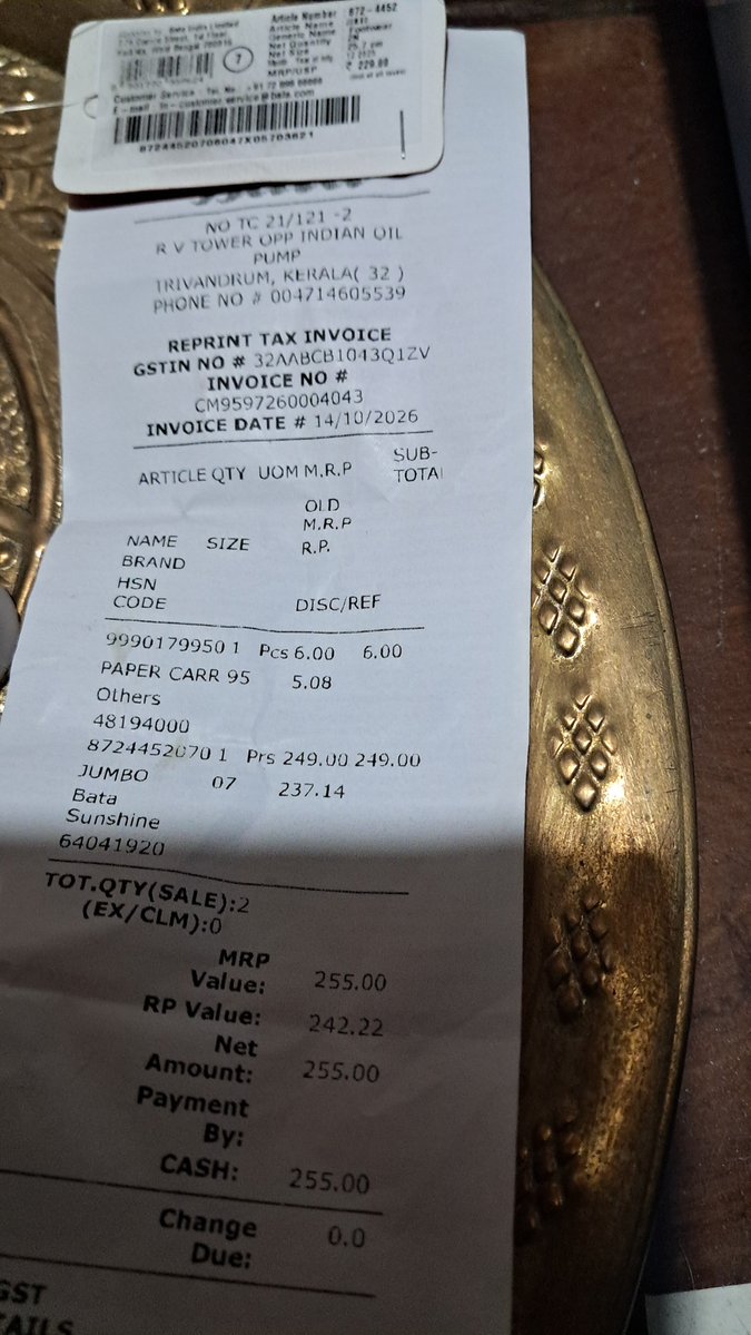 Magic6L's tweet photo. @BATA_India Can you tell me why the MRP on the tag is Rs 229 ,but the billing amount is Rs.255.
Cover is Rs 5 
I tried calling the shop ,and my 10th attempt also failed as they didn't pick the call
 
🙏 https://t.co/mu45wKXN9W