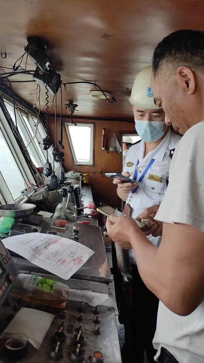 halligull's tweet photo. [The vessel crew works hard to rescue the trapped people, and our salary and kickbacks are for the team's smooth operation!]， https://t.co/lXCr0u89na