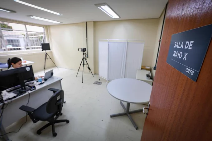 Porto Alegre, RS, 09/10/2026 Para qualificar a prevenção no tratamento de tuberculose a pessoas vivendo com HIV, a prefeitura passou a realizar radiografia de tórax com equipamento portátil. O exame foi implantado em sala do Centro Regionalizado de Atenção Integral e Prevenção às ISTs, HIV/Aids e Coinfecções (CRAIP), fazendo a avaliação dos usuários de forma mais ágil e integrada ao cuidado. A iniciativa faz parte do projeto Tratamento Preventivo da Tuberculose (TPT) Universal para Pessoas Vivendo com HIV, do Ministério da Saúde. Foto: Cristine Rochol/PMPA.
