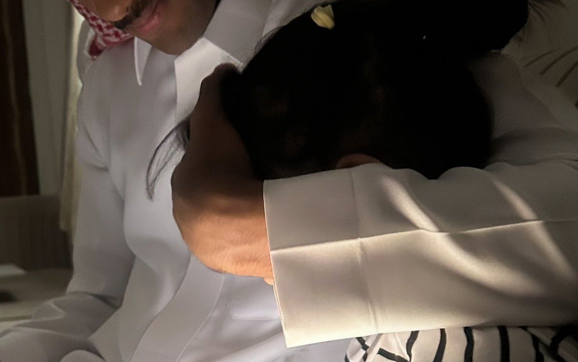 3lilln's tweet photo. عيوني على ساعة . . مجيّه ومسياره
تغني له العرضه وتضرب له الطبله

وهو من سحاه يعود من نصف مشواره
وأهل بيته تراقب مجيّه . . وترقب له

يخافون تلتقطه من الجُب . . سيّاره
على ما عطاه الله من الملح والقبله

احبّه واعرف ان سلطة الحب جبّاره 
تجيه العرب صاحين و��روح منهبله ! https://t.co/maIZVjj4FM