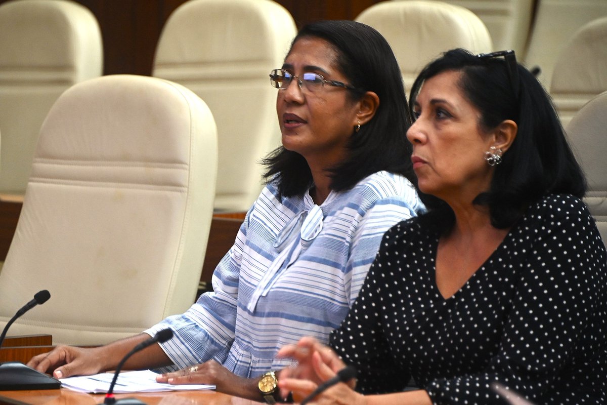 DiazCanelB's tweet photo. En medio del #BloqueoGenocida y del cerco energético, #Cuba seguirá priorizando la atención a las personas con enfermedad renal crónica. Se han tomado medidas para continuar los tratamientos. Así lo abordamos con expertos de Salud.

Comparto detalles: 

https://t.co/VrjLY0ibGR https://t.co/kVHaoKSYx1