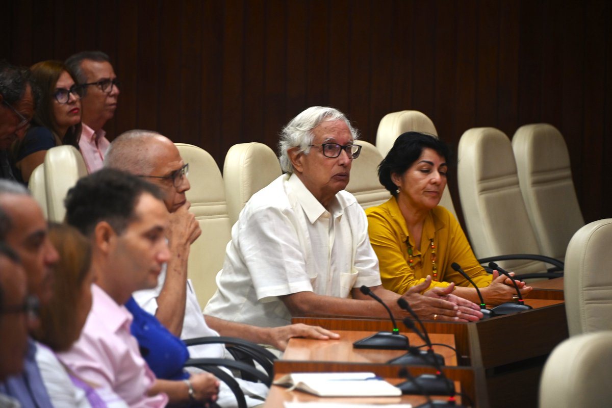 DiazCanelB's tweet photo. En medio del #BloqueoGenocida y del cerco energético, #Cuba seguirá priorizando la atención a las personas con enfermedad renal crónica. Se han tomado medidas para continuar los tratamientos. Así lo abordamos con expertos de Salud.

Comparto detalles: 

https://t.co/VrjLY0ibGR https://t.co/kVHaoKSYx1