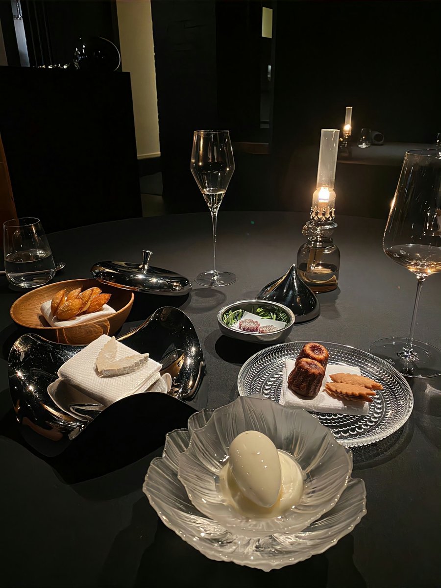 AgushkinN's tweet photo. [A cozy night: I saw a faint candlelight swaying, and gently squeezed a fresh lime to make a refreshing drink, leaning by the counter arranging neat tableware. It’s such a nice small moment!]， https://t.co/VvbRIgPpMb