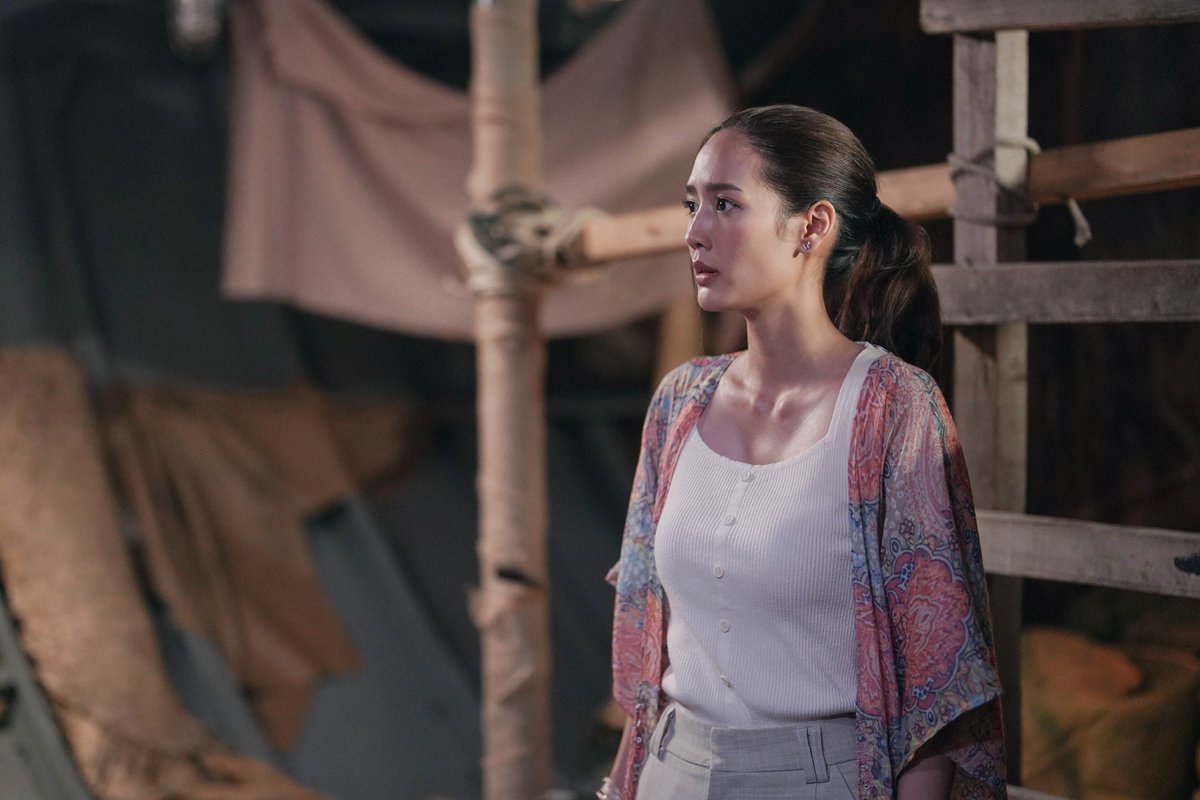arlongfamily's tweet photo. ทรายมาช่วยแล้ว จะรอดใช่มั้ย?? #อุบัติรักเกาะสวรรค์EP15 https://t.co/HeZyEuGVVp