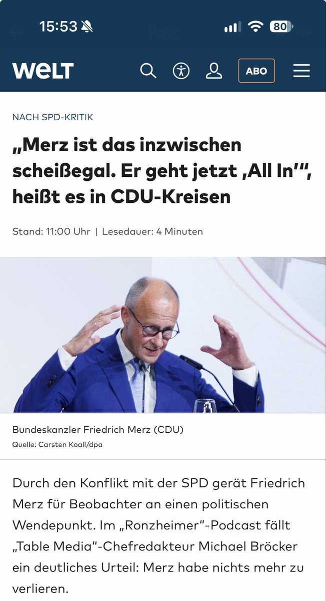 RCRaven1's tweet photo. All-in ohne Plan B: Merz riskiert seine einzige Mehrheit

Laut WELT heißt es aus CDU-Kreisen, Friedrich Merz sei inzwischen alles „scheißegal“, er gehe jetzt „All-in“. Ob das tatsächlich seine Haltung ist, wissen wir nicht. Sollte es aber seine Strategie sein, stellt sich die Frage, ob dieser Kanzler die parlamentarischen Verhältnisse noch richtig einschätzt.

Die Union hat 208 von 630 Bundestagssitzen. Mit der SPD sind es 328, mit den Grünen allein nur 293. Ohne die Sozialdemokraten hat Merz keine verlässliche Regierungsmehrheit. Und ausgerechnet diese Grundlage will er möglicherweise aufs Spiel setzen, um Reformen durchzudrücken, für die er die SPD braucht.

Dabei ist nicht einmal seine eigene Partei geschlossen. Teile der Union widersprechen zentralen Rentenvorschlägen. Trotzdem wird öffentlich der Eindruck erweckt, vor allem die SPD verhindere notwendige Reformen. Die SPD hat im Juli allerdings selbst der Umsetzung der 33 Kommissionsempfehlungen zugestimmt. Auch sie muss erklären, weshalb sie heute einzelne Punkte ablehnt. Nur entlastet das Merz nicht von der Pflicht, sein Reformkonzept schlüssig zu machen.

Er bezeichnet das umlagefinanzierte Rentensystem als nicht zukunftsfähig, verlangt aber die Umsetzung einer Reform, die auf eben diesem System aufbaut und es um Kapitaldeckung ergänzen soll. Das muss kein Widerspruch sein. Zum Widerspruch wird seine politische Erzählung, wenn er zugleich höhere Alterssicherungsleistungen und sinkende Beiträge verspricht, für den Übergang aber Mehrbelastungen einräumt, ohne nachvollziehbar zu erklären, wann und wodurch die versprochene Entlastung eintreten soll.

Ähnlich sieht es bei seinen Forderungen zur Arbeitszeit und zum Sozialstaat aus. Große Ankündigungen, viel Druck auf Beschäftigte und Versicherte, aber die entscheidenden Fragen nach Finanzierung, Verteilung und konkretem Nutzen bleiben offen.

Seit seiner Zeit als Oppositionsführer hat Merz SPD und Grüne immer wieder zum politischen Feindbild gemacht. Jetzt sitzt er mit einer dieser Parteien in der Regierung. Er kann sie kritisieren und mit ihr streiten. Aber wer seinen Koalitionspartner öffentlich ständig als Hindernis behandelt, darf sich nicht wundern, wenn irgendwann das Vertrauen für einen Kompromiss fehlt.

Und dann? Die SPD wird in der Opposition kaum jene Forderungen unterstützen, an denen zuvor die Koalition zerbrochen ist. Die Grünen teilen nur Teile seiner Reformagenda, die Linke noch weniger. Eine Mehrheit mit der AfD wäre rechnerisch möglich, aber Merz hat eine Zusammenarbeit ausdrücklich ausgeschlossen. Im Januar 2025 hat er allerdings bereits gezeigt, dass Unionsanträge mit AfD-Stimmen eine Mehrheit finden können.

Ein Koalitionsbruch würde also keinen seiner inhaltlichen Widersprüche lösen. Er würde Merz zunächst nur die Mehrheit kosten, die er überhaupt hat. Und wenn daraus der nächste große Streit über die angebliche Reformunfähigkeit demokratischer Parteien wird, profitiert womöglich genau jene AfD, die er angeblich zurückdrängen will.

Ich glaube nicht, dass die Menschen dieses Spiel nicht erkennen. Die schlechten Zustimmungswerte für Regierung und Kanzler sprechen jedenfalls nicht dafür, dass ständige Schuldzuweisungen noch als politische Führung wahrgenommen werden.

Merz hat eine politische Agenda. Was fehlt, ist ein überzeugend durchgerechneter Plan für ihre Umsetzung und offenbar auch eine Antwort darauf, was passiert, wenn die SPD bei ihren roten Linien bleibt.

Wer seine einzige Mehrheit aufs Spiel setzt, sollte erklären können, mit welcher anderen er anschließend regieren will.