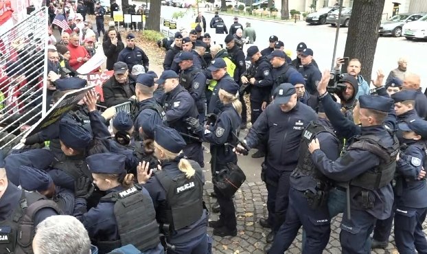 BalliMarzec's tweet photo. Czarzasty przyjął ślubowanie sędziego. Przyjął obowiązki prezydenta?
Czy to nie jest zamach stanu?
Obywateli protestują.
Czy Donald Tusk wyprowadzi wojsko? https://t.co/veCAflXQEs