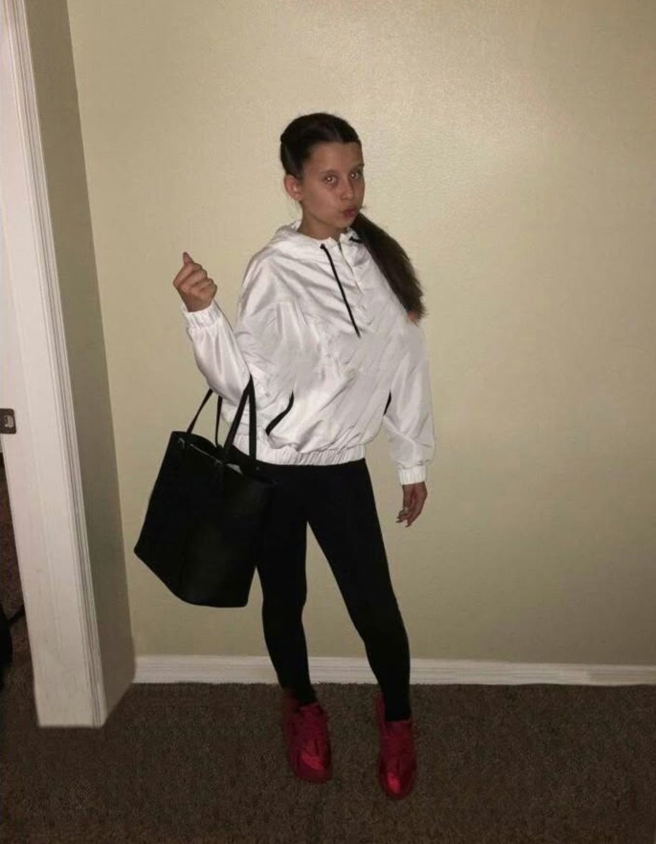 lonelymmi's tweet photo. Yo entrando a un nuevo fandom https://t.co/1LfK0iGZJ9