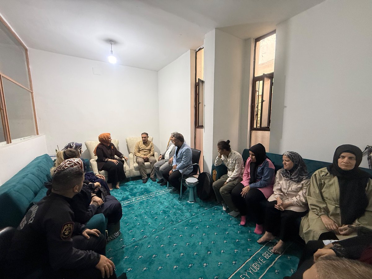 akkadinsanlurfa's tweet photo. İl Kadın Kolları Başkanımız @ZehraAy063, İl Baskan Yardımcımız @Yudum_Klcoglu ve İl Yürütme Kurulu Üyelerimiz, Şanlıurfa Engellileri Yaşatma ve Yardımlaşma Derneği Başkanı  @maksut5663 ve engelli kardeşlerimizi ziyaret etti.

Sevgi, dayanışma ve paylaşmayla aşamayacağımız hiçbir engel yok. Şehrimizdeki tüm gönüllere ulaşmaya, engelsiz bir yaşam için el ele yürümeye devam ediyoruz. 

#Şanlıurfa #BirlikteGüçlüyüz #EngelsizYaşam

@RTErdogan 
@tugbaisikercan @bybekirbozdag @tulaykaynarca  @AKKADINGM @maksut5663 @akpartiurfa @sanlieyyd