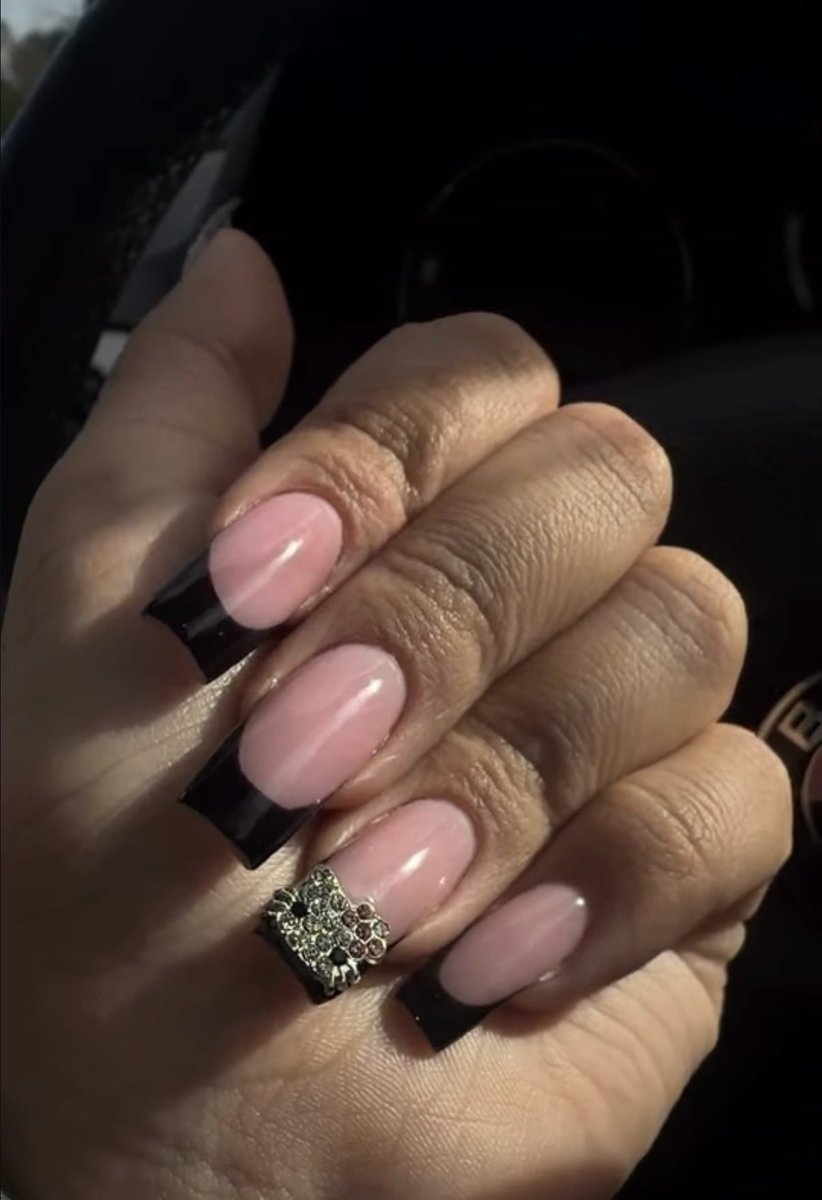AguBonn's tweet photo. messy hair + nails done🎀 https://t.co/8fSI8NpaCb