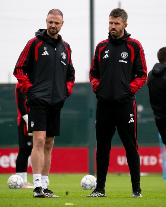 UtdDistrict's tweet photo. 🎙️ | James Overy, former #mufc academy player on the difference between Amorim and Carrick's training sessions. 

"An Amorim session consisted of more RUNNING, because of the wingbacks..his sessions transitioned into more running, shots etc whereas Carrick was a bit more like, let's keep the ball, let's do one or two touch, let's find ways to break them down, and I think they were two completely different managers, so I think it's the PHYSCIAL side of the thing Amorim took care of whereas Carrick is more tactical and technical."

[via @suitedbootedtv]