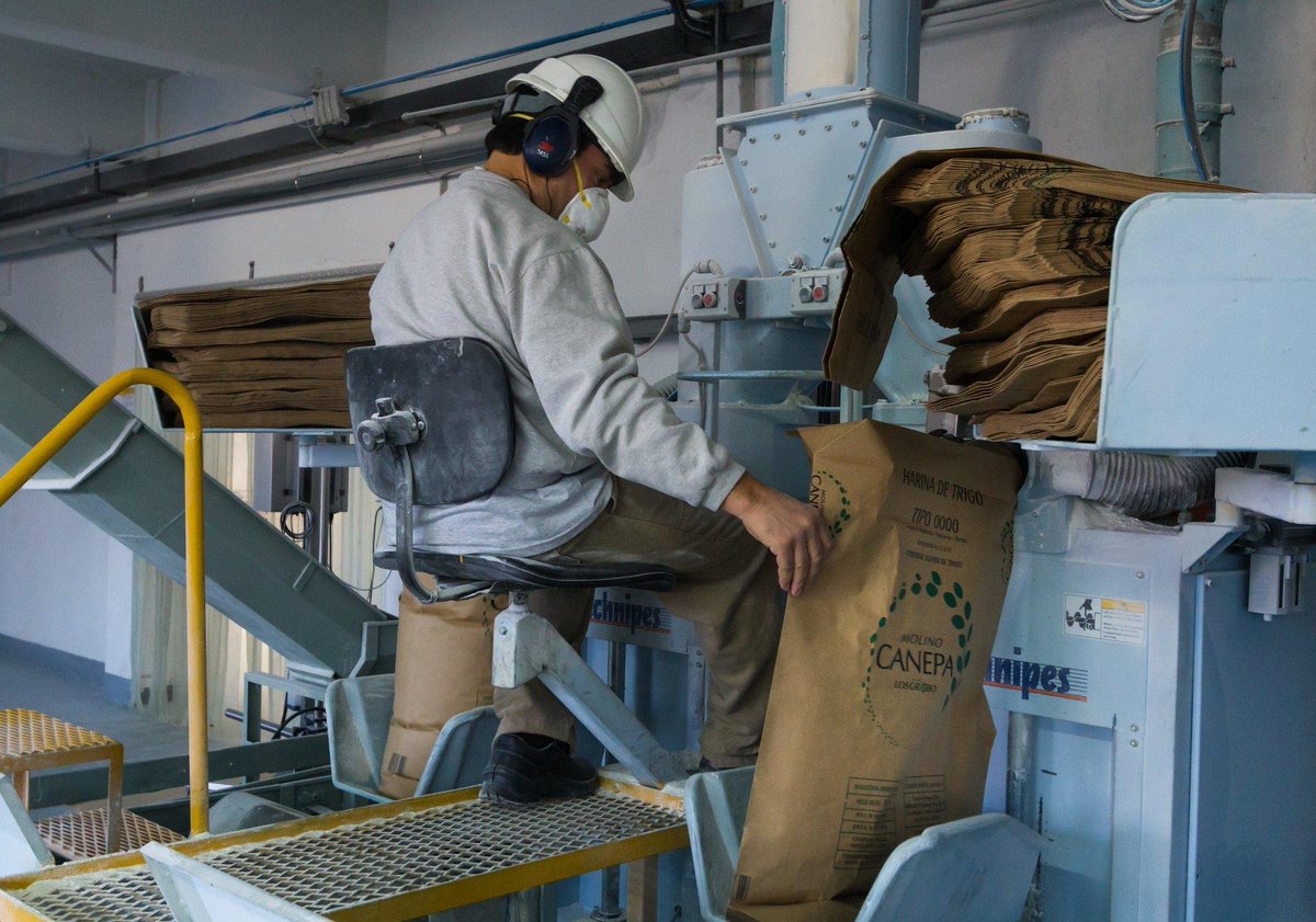 PanaderoCl's tweet photo. 3. El abastecimiento y los proveedores.
Molineras, distribuidores, insumos, negociación de compras, almacenamiento y posibilidades de colaboración entre pequeños productores.
#pan #harina #levadura #insumos #proveedor https://t.co/rpDm4UIgO1