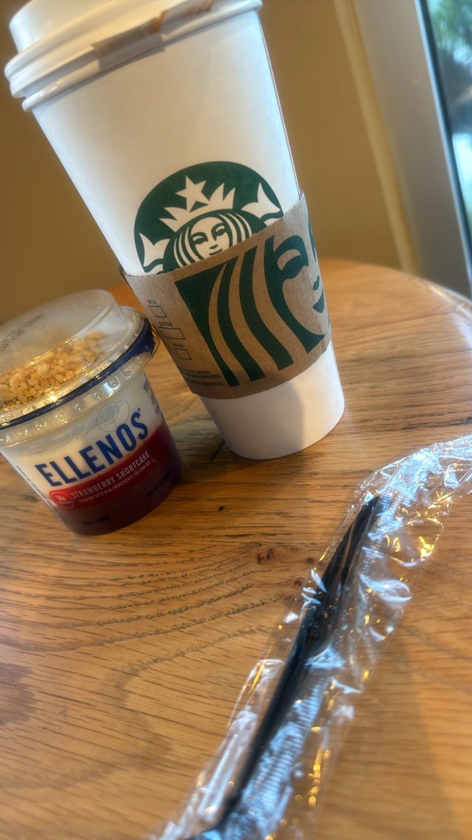 DeeEssence's tweet photo. #GoodMorning 💋
#WinnerWednesday !
Starbucks every morning for me 

Everyone have a great day today . Have grace , give compliments , and smile at others , most of all ? #GetThatPape babe #BagTalk https://t.co/p8M7GvFABv