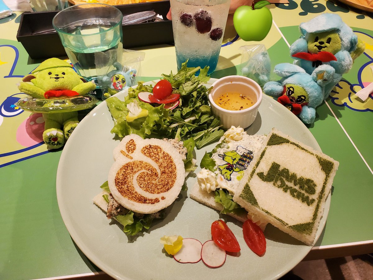 green104apple's tweet photo. Cafe行ってきたー！
注文して写真撮って食べてグッズ買って…と75分じゃ時間足りなーい😂
食べるの遅くてデザートのアイスも溶けてるし🤣
結局グッズもほぼ買ったので散財しまくった😂
店内かわいかったぁ🍏💕
フードもデザートもドリンクもおいしく頂きました🙏
#RingoJamCafe https://t.co/z6nc3J089K