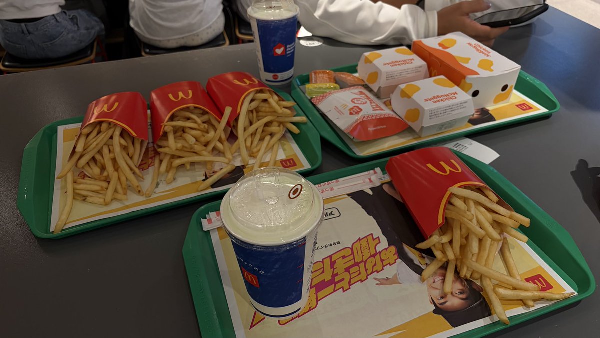 D3liciousP00P's tweet photo. マクドナルドに揚げ物以外の価値を見出せない貧相な男たち https://t.co/iHyRUjhHpB