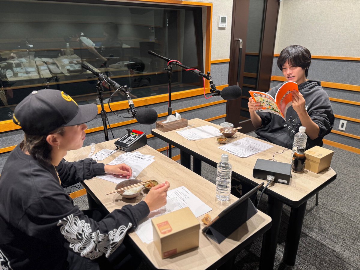 A_yantan1179's tweet photo. 末澤くんにはまだ届いていなかった
ヤンタンブック

今のところ全員が言っている、

「バナナおやじ、バナナシャツ着てへんやん！」

とすぐページを出せる佐野くん

#Aぇヤンタン https://t.co/MxJ9utu7r8