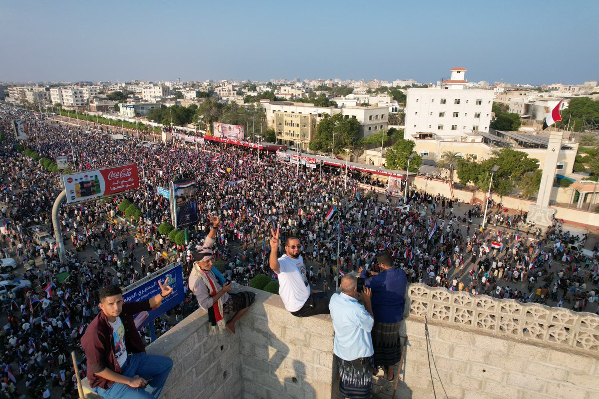 najialarefi's tweet photo. حشود جماهيرية مليونية في عدن وحضرموت وشبوة والمهرة وسقطرى، تلبيةً لدعوة عيدروس الزُبيدي للتعبئة العامة وإسناد القوات الجنوبية

وفي ذكرى ثورة 14 أكتوبر في الجنوب، أكد المحتشدون: الدفاع عن الجنوب وأمنه واستقراره، ورفض استهداف المدنيين وإدانة الاعتداءات الحوثية الارهابية على السعودية. 

#مليونيه_التعبيه_والاستنفار_الجنوبي