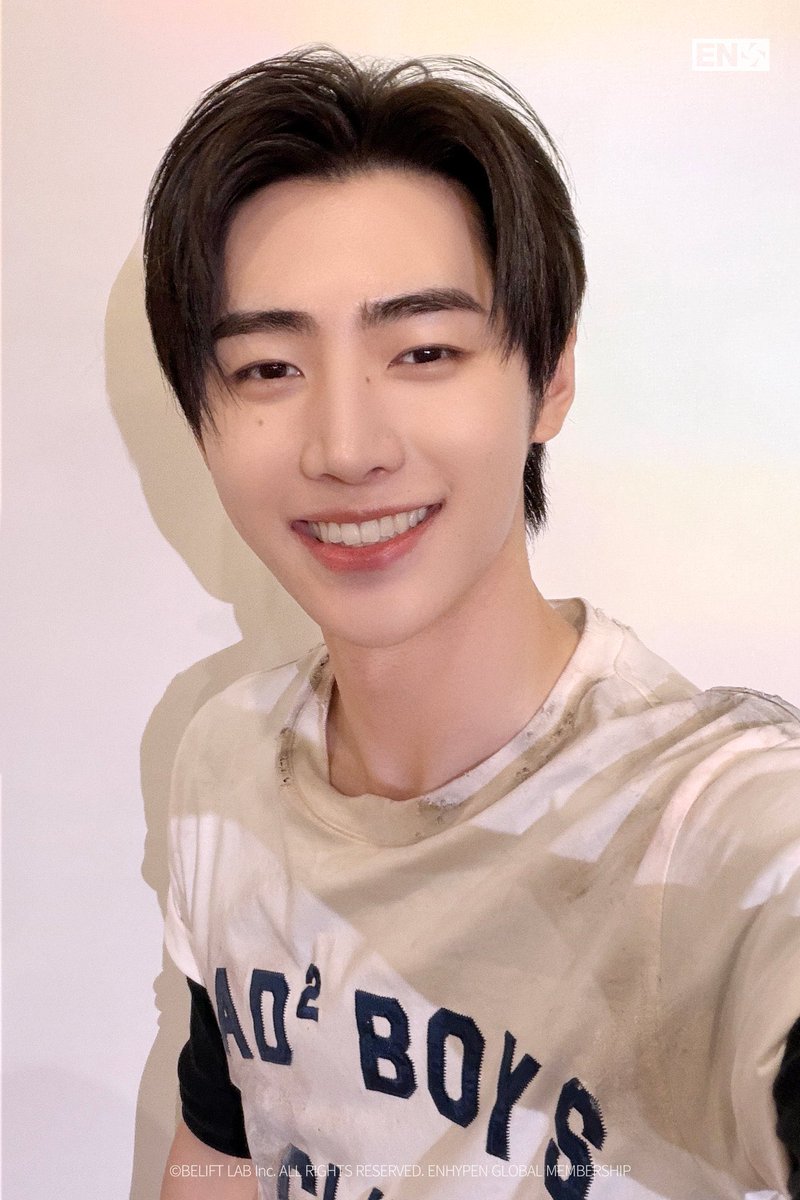 jakeluviza's tweet photo. gente isso é muito grave, EU PENSEI ATÉ QUE ERA IA MDS SUNGHOON SORRINDO COM OS DENTES https://t.co/mQW6TYzva5