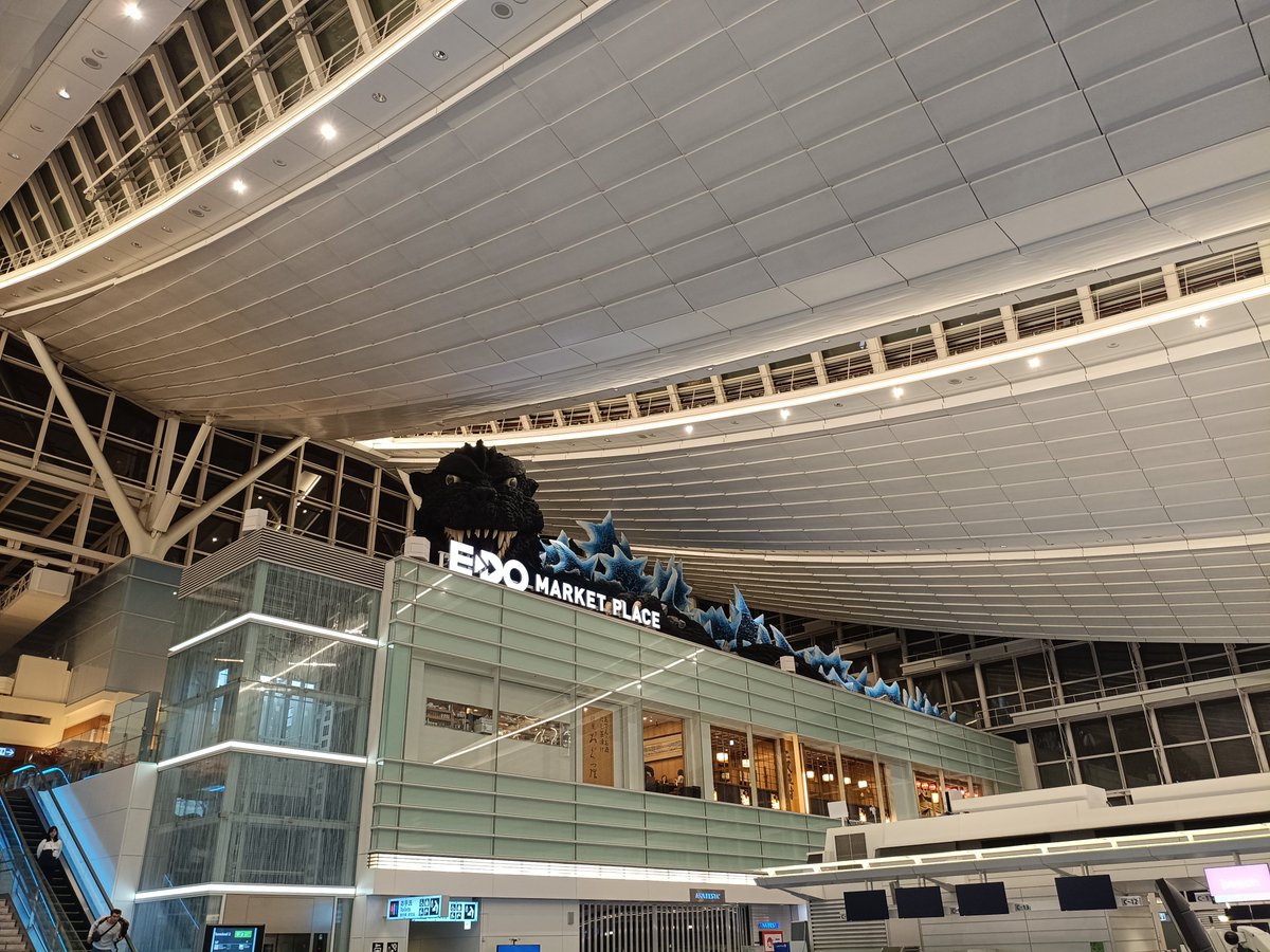 nat_tun's tweet photo. さっきまで2024年のインドの旅行記を上げてましたが、リアルでは今からタイに行きます！
羽田空港なう〜！✈️
いつも成田空港だから、羽田は人生で2回目くらい。
見慣れない景色だ！ https://t.co/UtgYEXnhG2