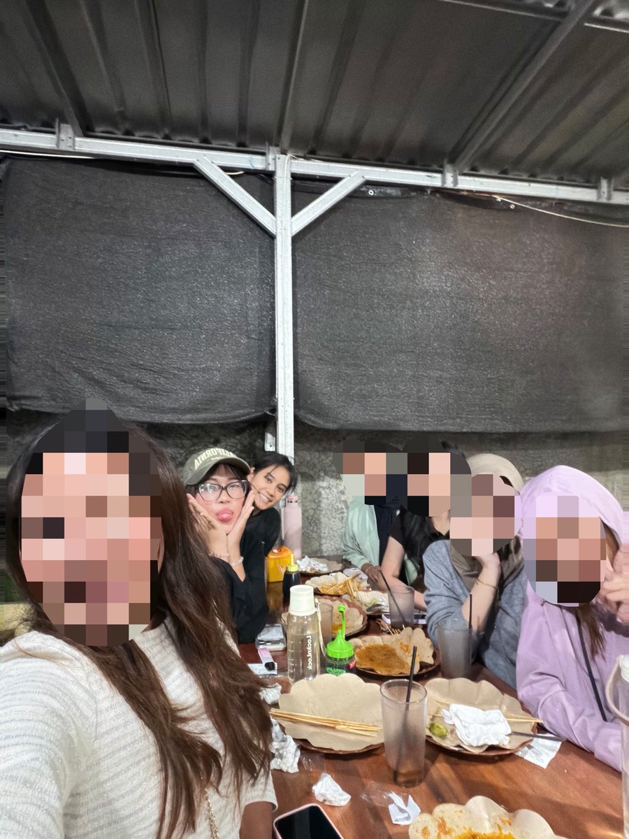 dollisnym's tweet photo. habis ngenalin my gf to my circle di kampus :< they all love her so much walaupun waktu ngumpul dia duduk diem aja kayak gini🧍🏻‍♀️literally one of my reasons to stay alive 🩷 https://t.co/zpLz54D8Xz